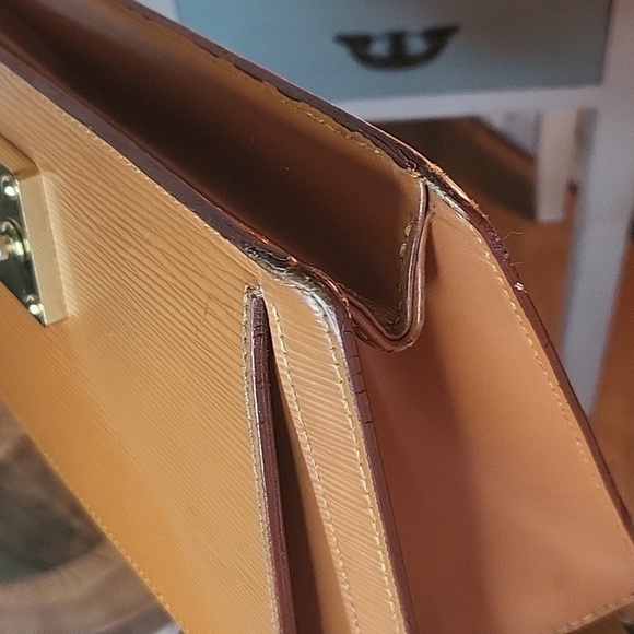 Louis Vuitton Epi Clutch or Crossbody - Picture 11 of 13